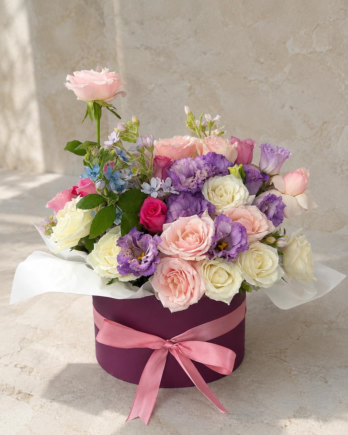 זר עדינות בצבע של SABOUTIQUE FLOWERS